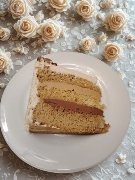 Porción de torta de nuez